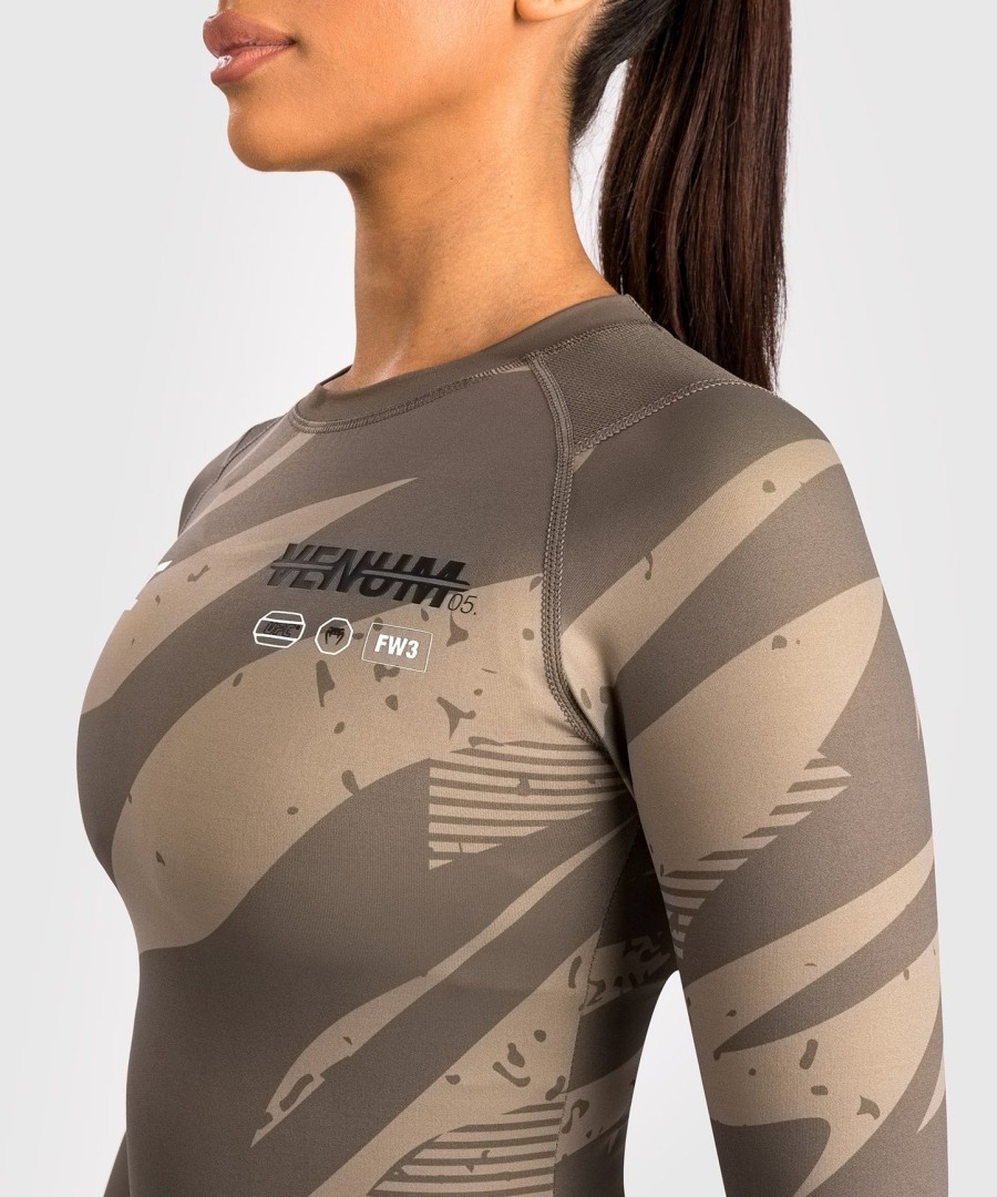 ufc adrenaline by venum fight week レディース パフォーマンス ロングスリーブ ラッシュガード - デザートカモ