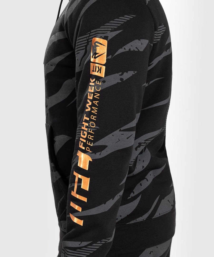 ufc adrenaline by venum fight week メンズ プルオーバー パーカー - アーバンカモ